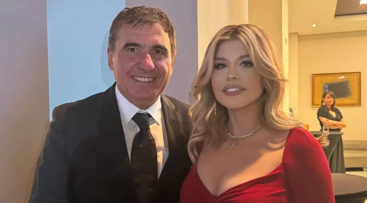 Cum s-a pozat Loredana Groza alături de Gheorghe Hagi la dineul Generației de Aur. Ținuta cântăreței a atras atenția