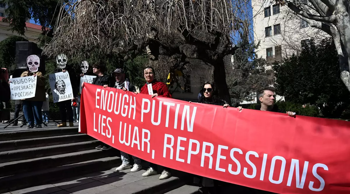 Membri ai diasporei ruse protestează față de regimul condus de Vladimir Putin Foto: Profimedia