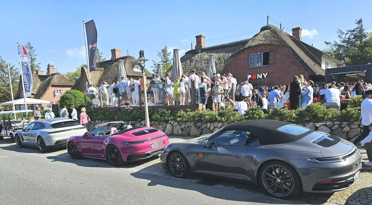 Scandal în Germania după ce mai mulți tineri au strigat lozinci antisemite în fața unui club frecventat de copiii milionarilor germani: „Străinii afară!”