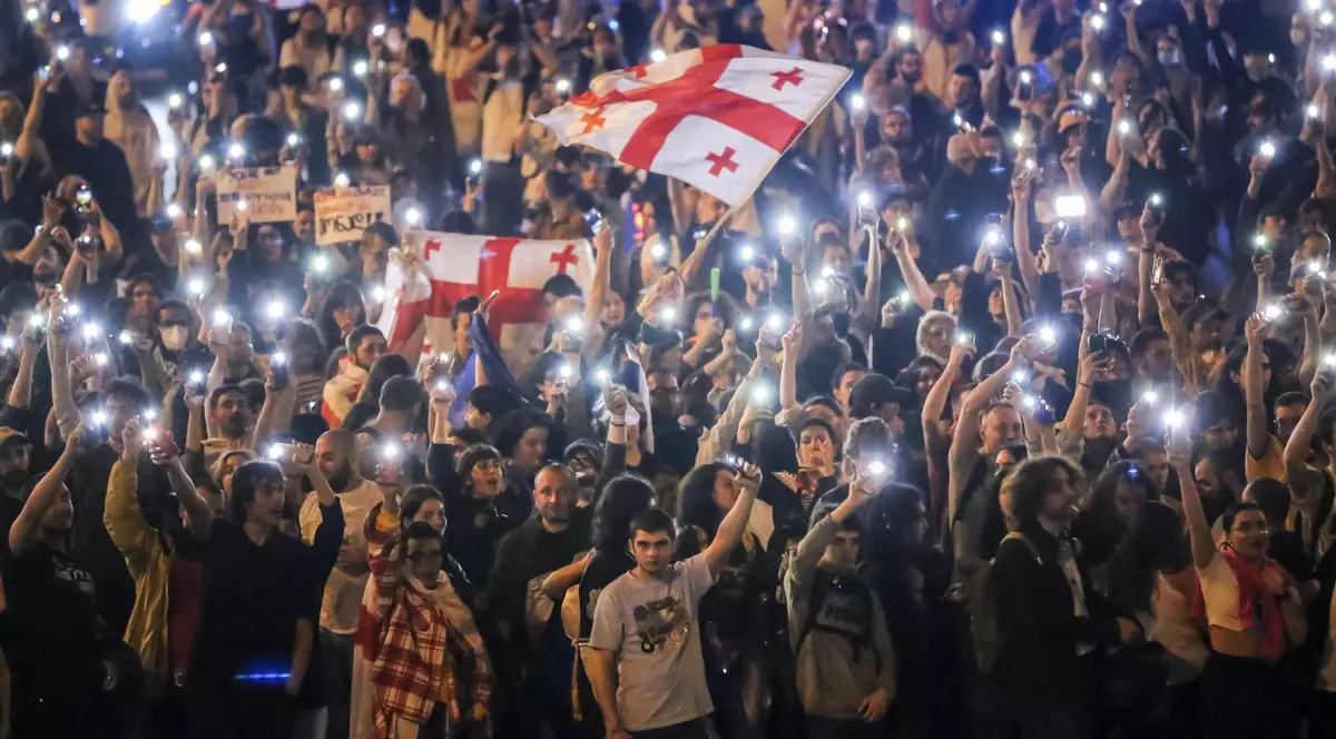 Zeci de mii de oameni protestează din nou în Georgia față de legea „de inspirație rusească”