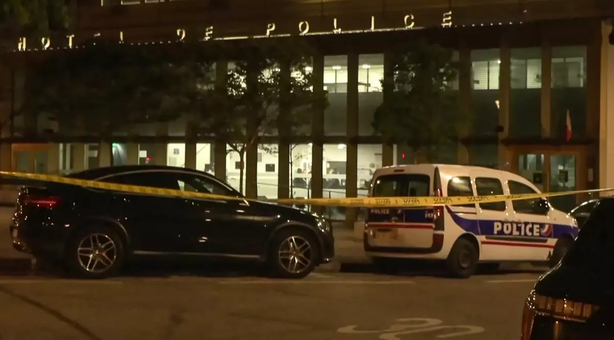 Doi polițiști au fost împușcați într-un comisariat din Paris de un bărbat arestat pentru agresiune