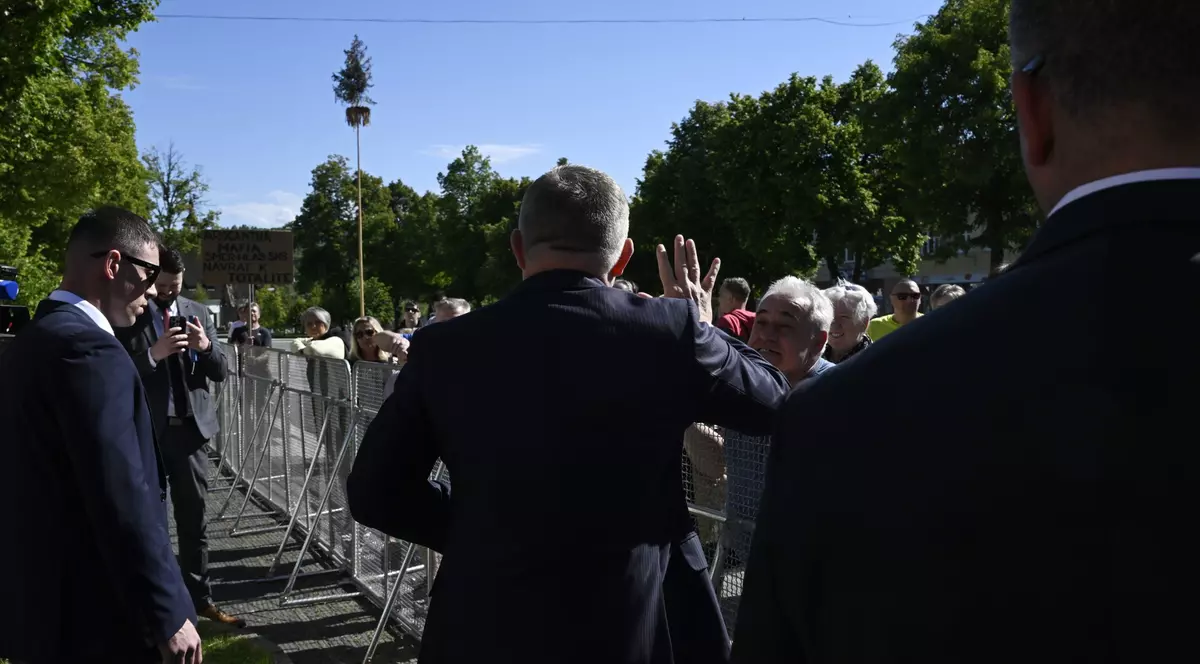 Momentul în care Robert Fico este împușcat: pe înregistrare se aud cinci focuri de armă | VIDEO