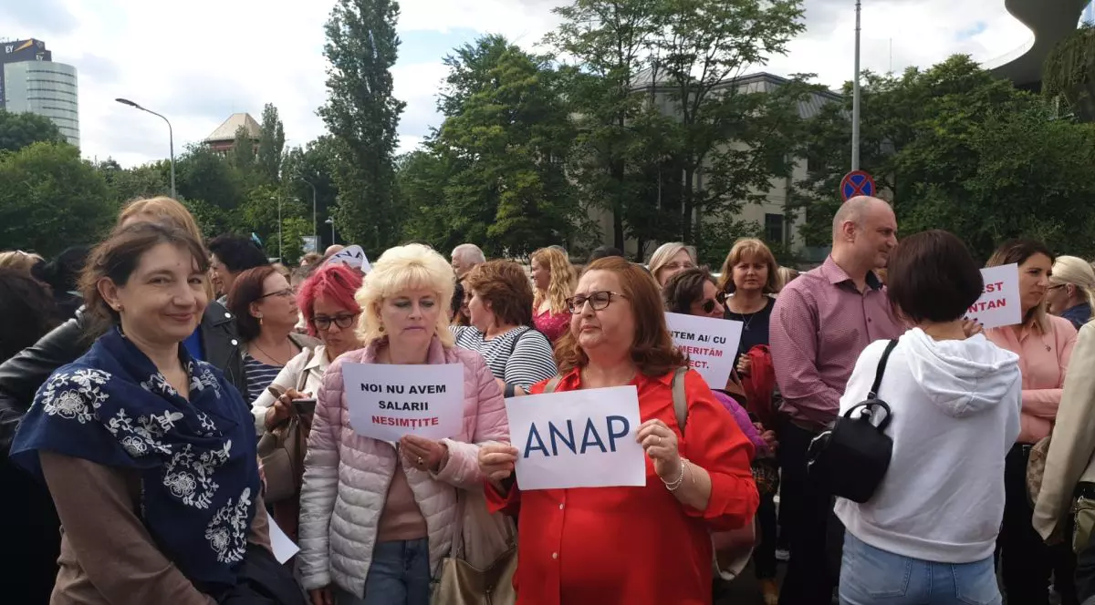 Un nou protest al angajaților Guvernului. Salariații au ieșit în stradă în timp ce în Palatul Victoria avea loc ședința Executivului