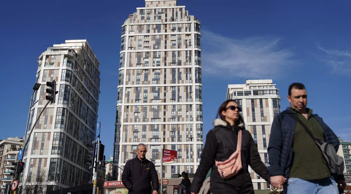 Cetățenii ruși au cumpărat un număr record de 16.312 case în Turcia în 2022. Aceasta reprezintă o creștere de 203% față de 2021 și corespunde la aproape un sfert din toate vânzările către străini. Mulți ruși au venit în Turcia și au cumpărat o casă pentru cel puțin 400.000 de dolari. După ce au devenit proprietari de case, au solicitat cetățenia. Foto HEPTA