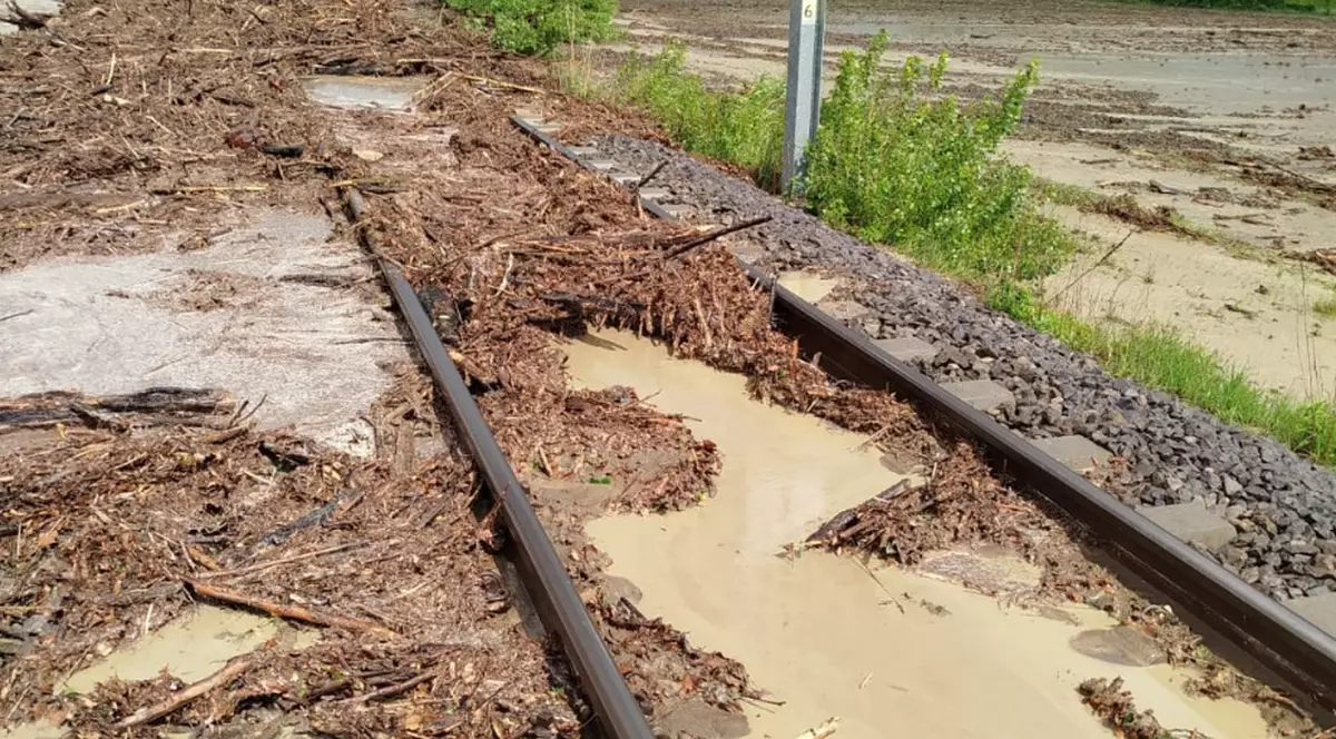 Circulație feroviară blocată din cauza unei viituri. Trenuri cu întârzieri de până la 290 de minute