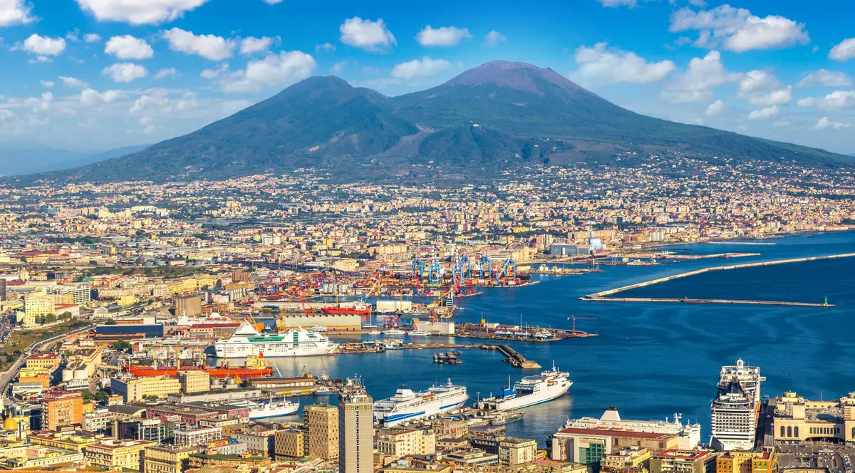Vulcanul Vezuviu din Italia - Imagine aeriană asupra Golfului Napoli, având în fundal Vulcanul Vezuviu.
