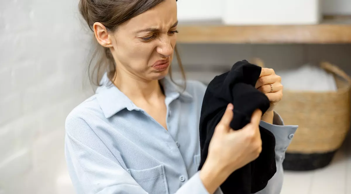 Prevenirea și rezolvarea mirosurilor neplăcute de pe hainele dumneavoastră