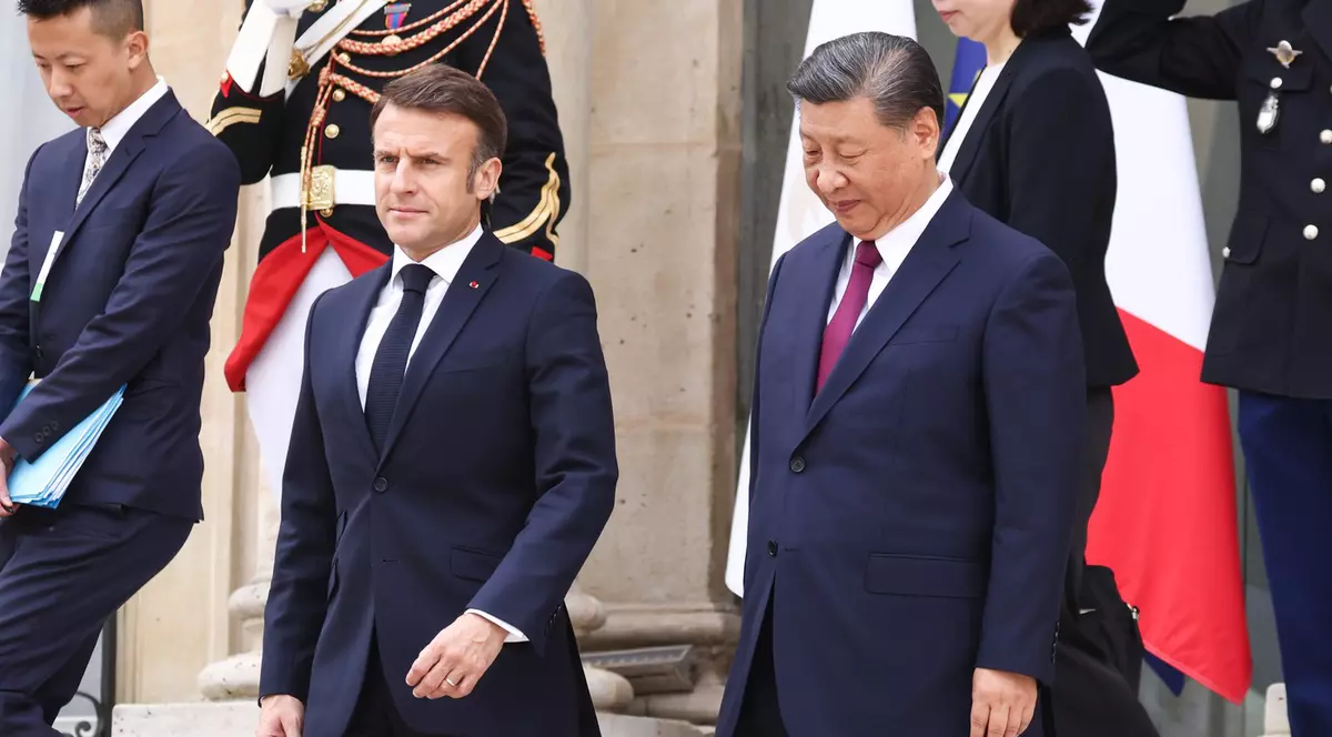 Xi Jinping (dreapta), primit de Emmanuel Macron la Palatul Elysee Foto: Profimedia