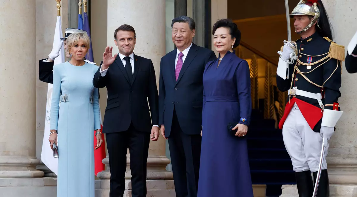 Xi Jinping și Emmanuel Macron, alături de soții, la Paris, 6 mai 2024 Foto Profimedia
