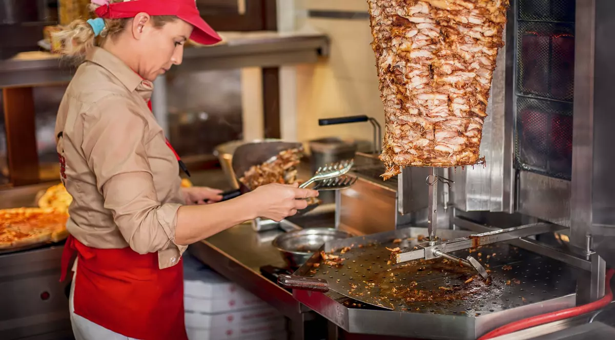 Cât câștigă un șaormar în România și cât câștigă un angajat la McDonald’s