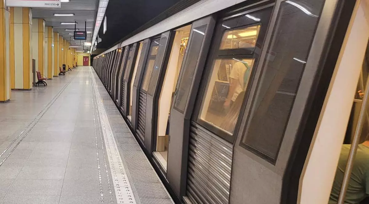 Un tânăr a murit, după ce a căzut în fața metroului, la stația Aurel Vlaicu