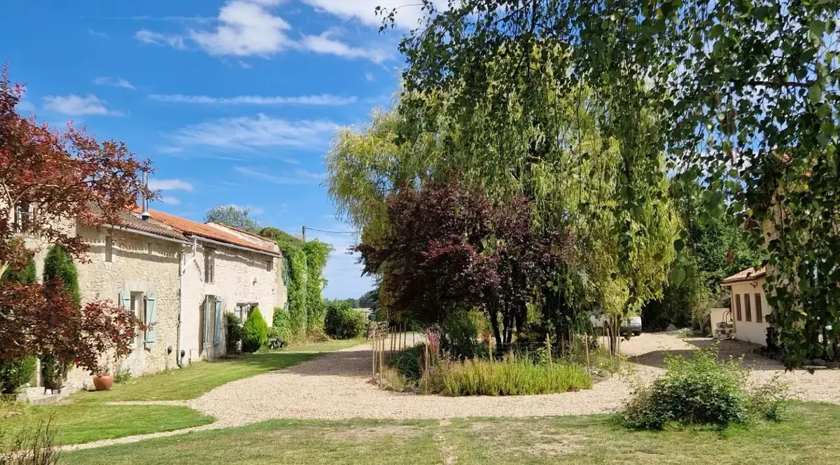 După ce au fost concediați, soții britanici și-au vândut casa din Manchester și au cumpărat un cătun în Franța, pe care l-au transformat în sat de vacanță