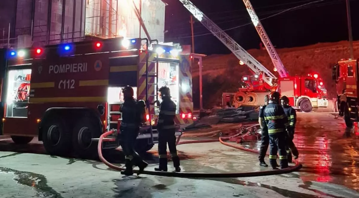 Incendiu puternic la o hală din județul Vaslui. Nicio persoană nu a fost rănită