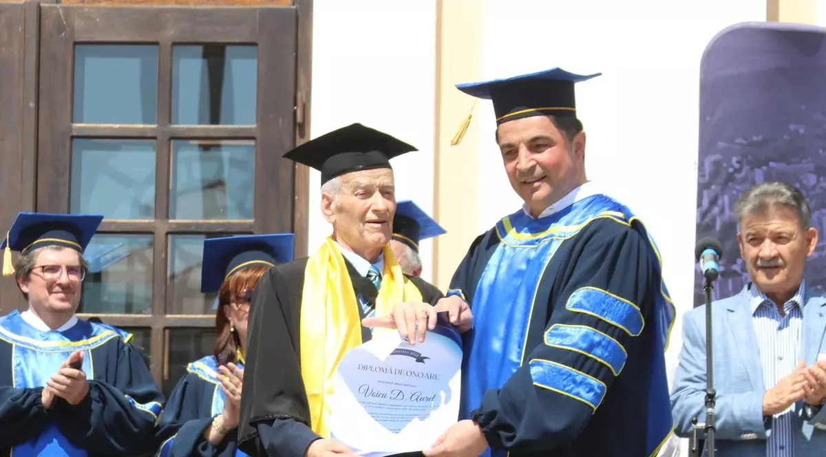Aurel Voicu, cel mai vârstnic student din România. Fostul primar din Cugir a absolvit masterul la 89 de ani