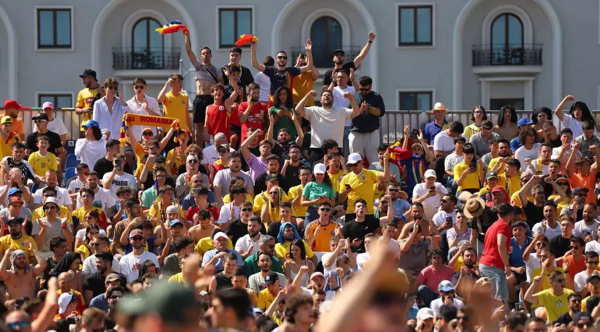 Euro 2024. Suporterii naționalei s-au adunat să vadă meciul România-Ucraina pe ecranele gigant din București | FOTO