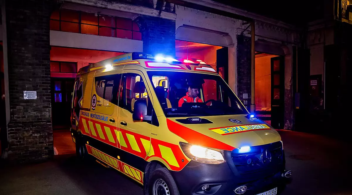 Un maghiar a chemat ambulanța ca să le ceară bani medicilor, după ce și-a cheltuit toate economiile într-un club de noapte
