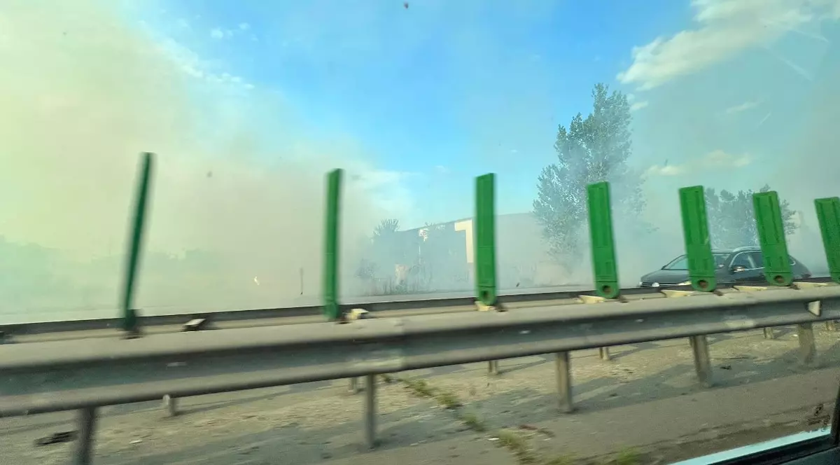 Circulația rutieră, reluată pe ambele sensuri ale Autostrăzii Soarelui. Incendiul de vegetație a provocat întârzieri mari pentru trenurile spre și dinspre Constanța