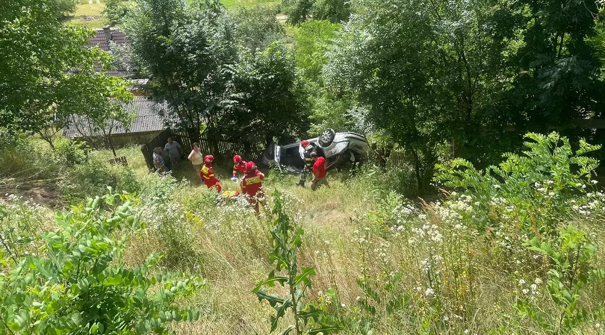 Mașină în care se aflau patru persoane, răsturnată într-o râpă, în Alba. Două femei au murit