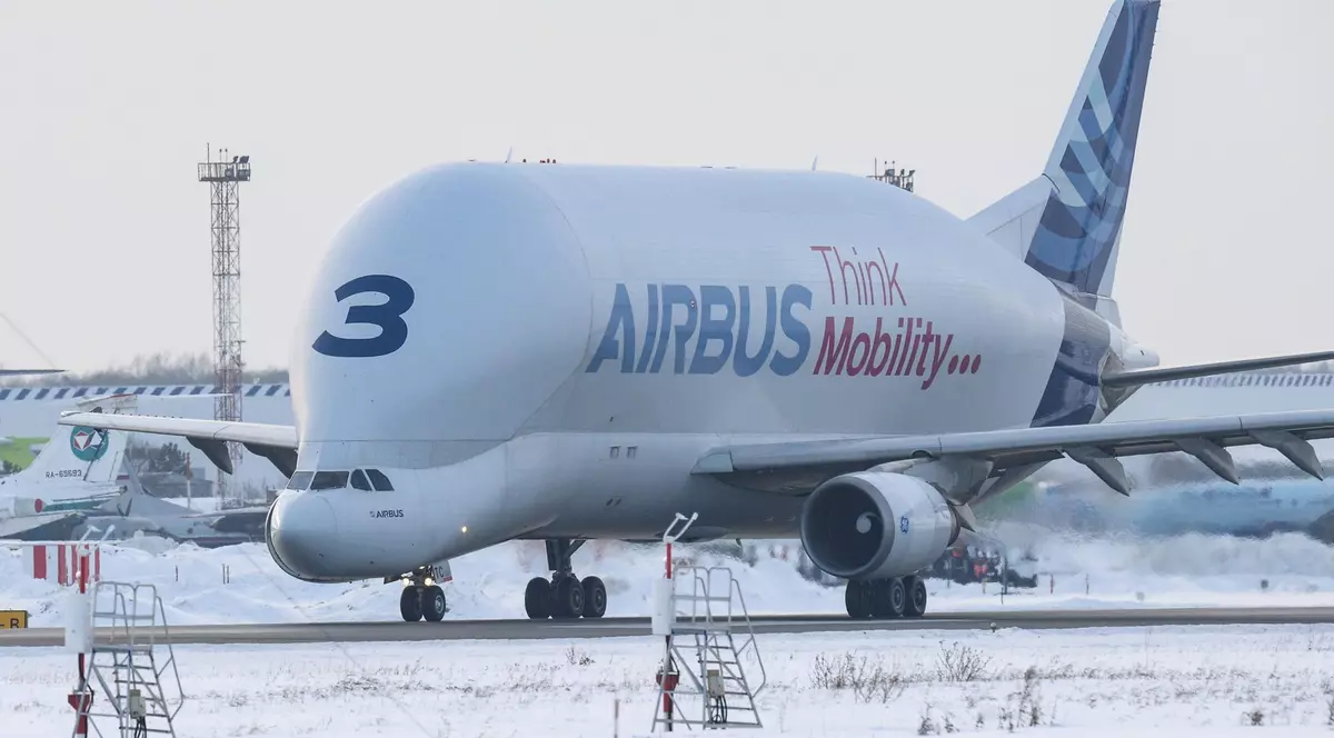 Un avion de transport Airbus A300-600ST Beluga, pe pista aeroportului Tolmachevo din Novosibirsk, Rusia, decembrie 2021