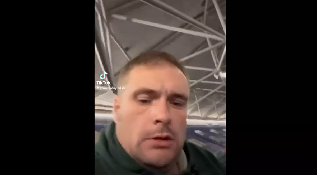 Un suporter englez s-a trezit din somn pe stadionul pustiu, la 5 ore după ce se terminase meciul Anglia-Serbia: „E 4 dimineața!”. VIDEO