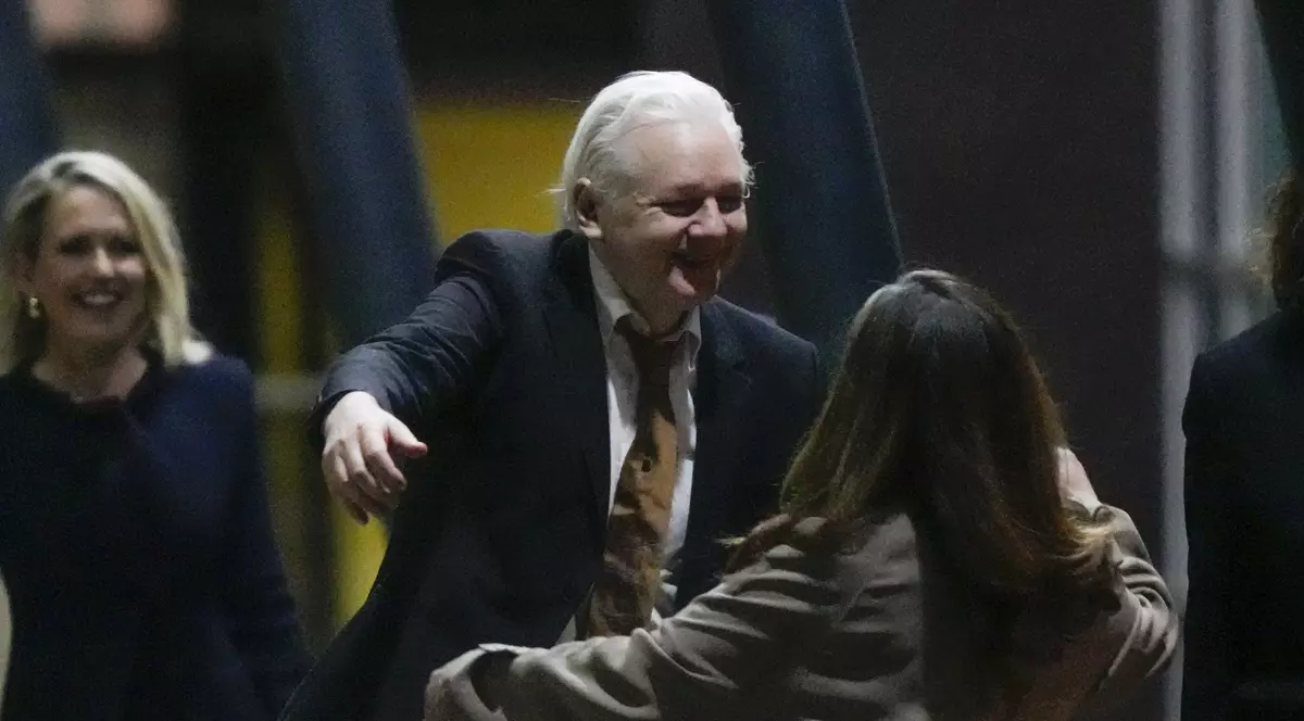 Julian Assange a ajuns în Australia, după eliberarea din închisoare: a fost așteptat de familie și de numeroși susținători pe aeroport