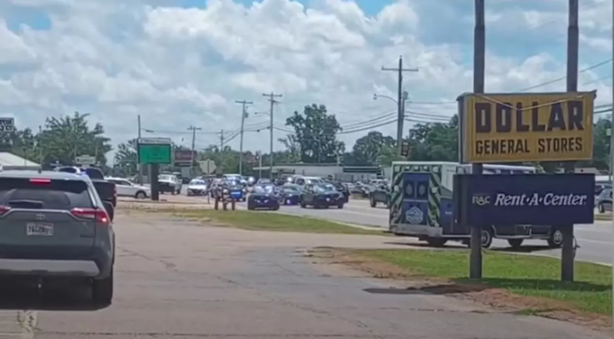 Atac armat într-un supermarket din Arkansas. Două persoane au fost ucise și alte șapte au fost rănite. Atacatorul, rănit grav și arestat