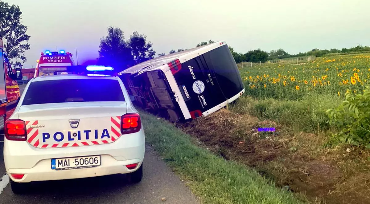 Autocar din Bulgaria cu 59 de pasageri, răsturnat pe DN2, după ce șoferul a adormit la volan. Patru răniți, inclusiv un copil
