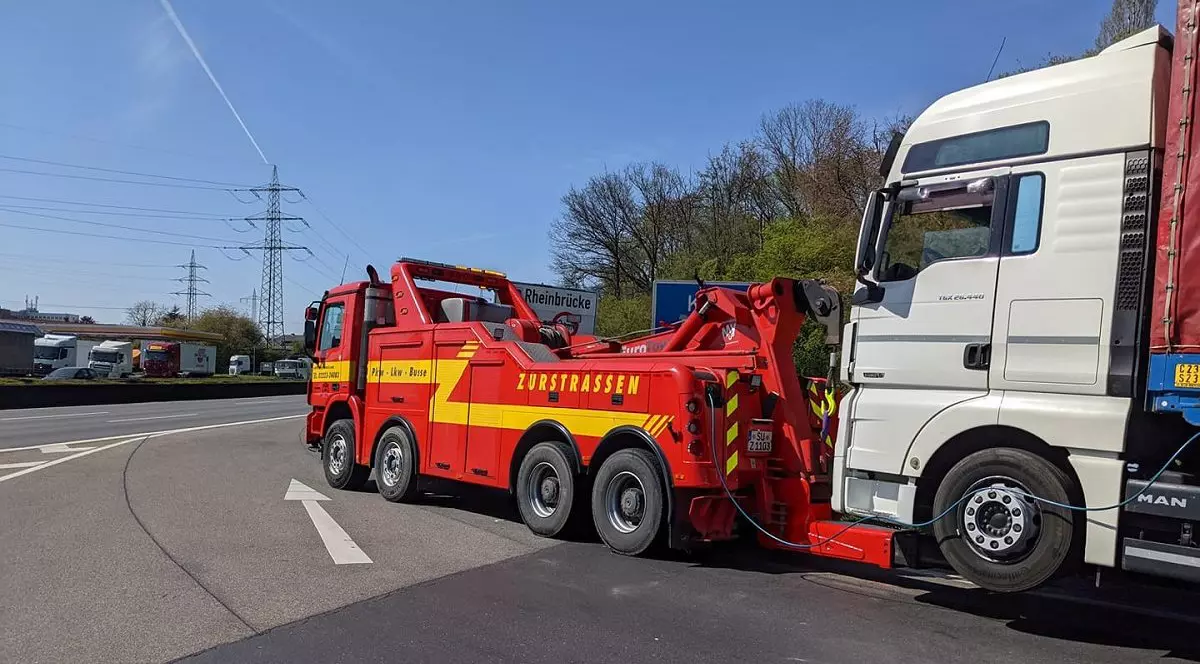 Un șofer bulgar a rămas cu TIR-ul blocat între case, de două ori în două ore, pe drumuri diferite din Austria