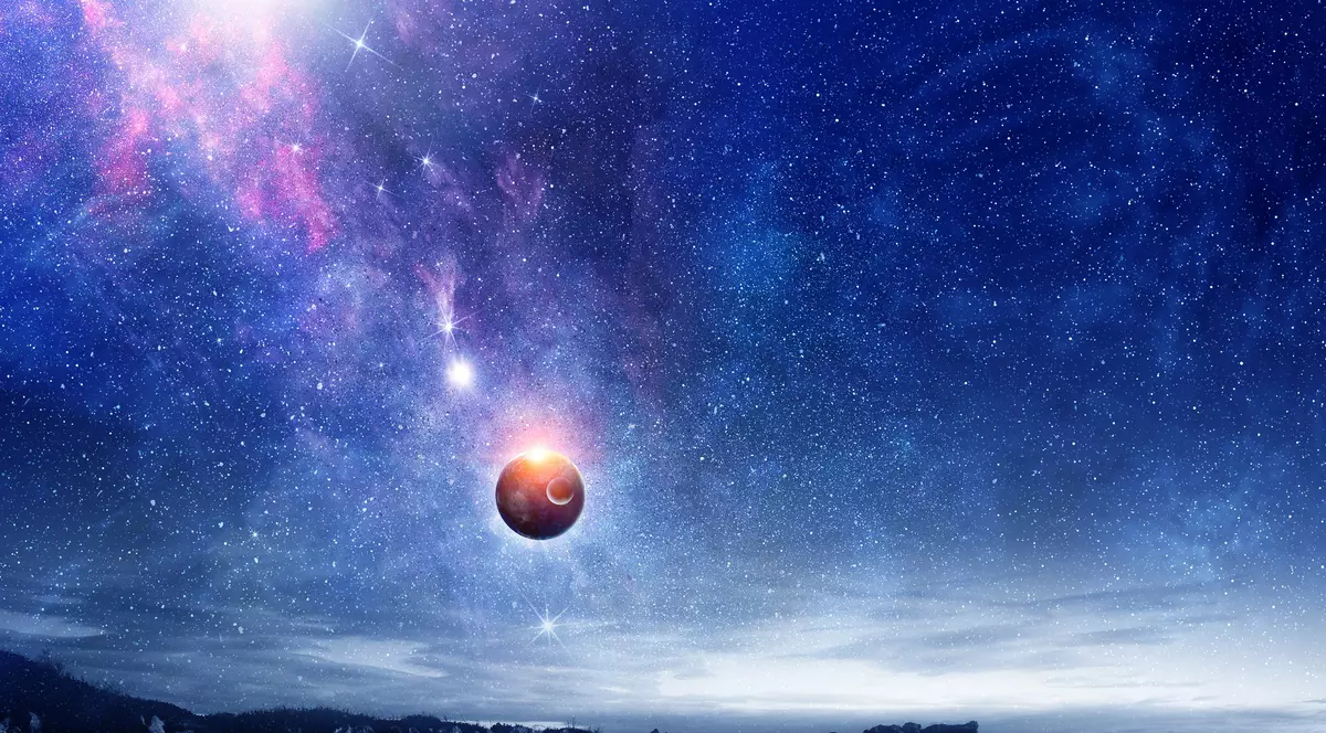 Ce este o nebuloasă - Imagine cu o planetă şi o nebuloasă, pe un cer înstelat