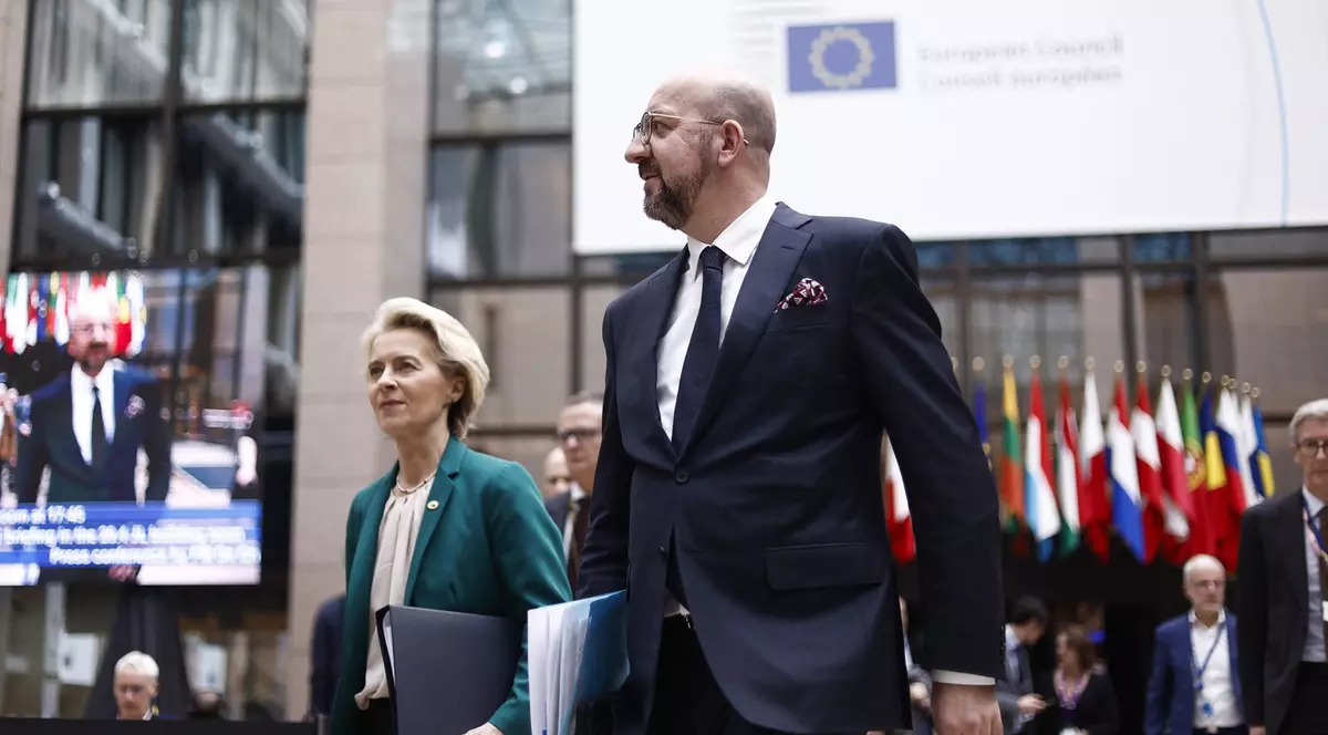 Charles Michel și Ursula von der Leyen surprinși în timp ce se duceau la o conferință de presă Foto: Profimedia