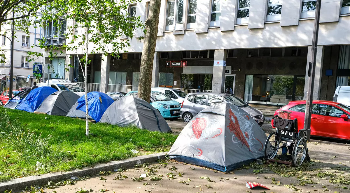 Corturi ale oamenilor fără adăpost, în Paris Foto: Profimedia