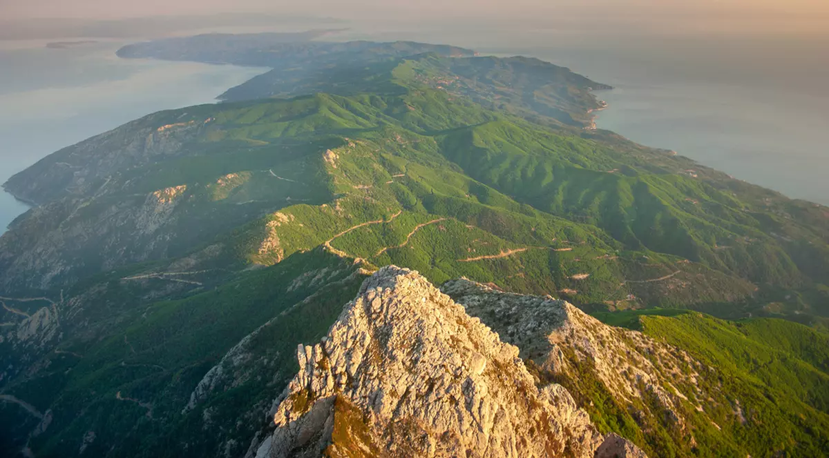 Curiozităţi despre Muntele Athos - Imagine asupra Muntelui Athos de pe cel mai înalt vârf.