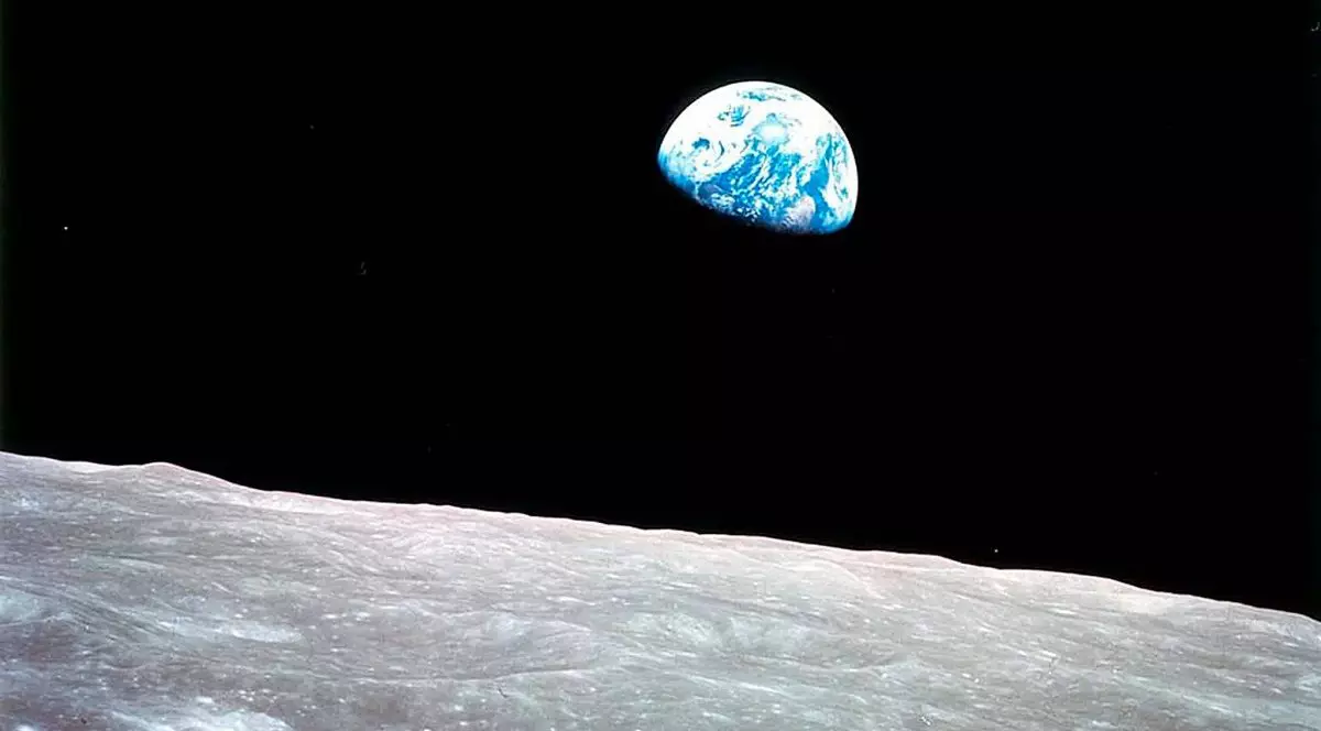 Earthrise. Pământul văzut de pe orbita Lunii Foto NASA