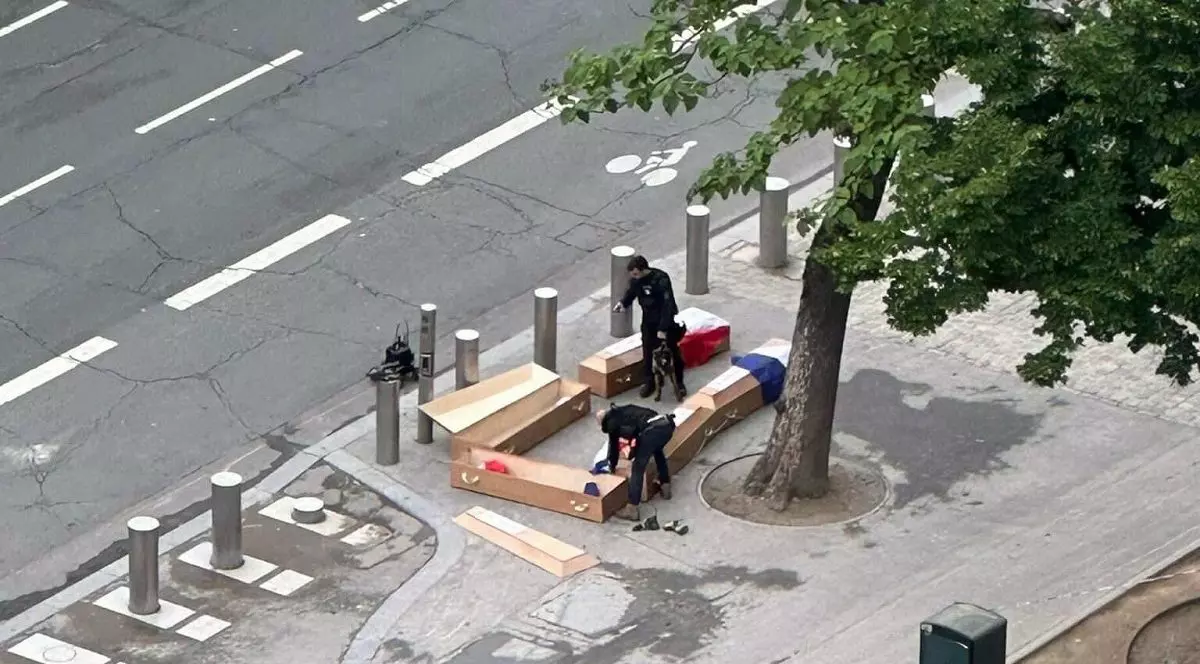 Cinci sicrie înfășurate în drapelul Franței, lăsate de un șofer bulgar sub Turnul Eiffel: „Soldați francezi ai Ucrainei”