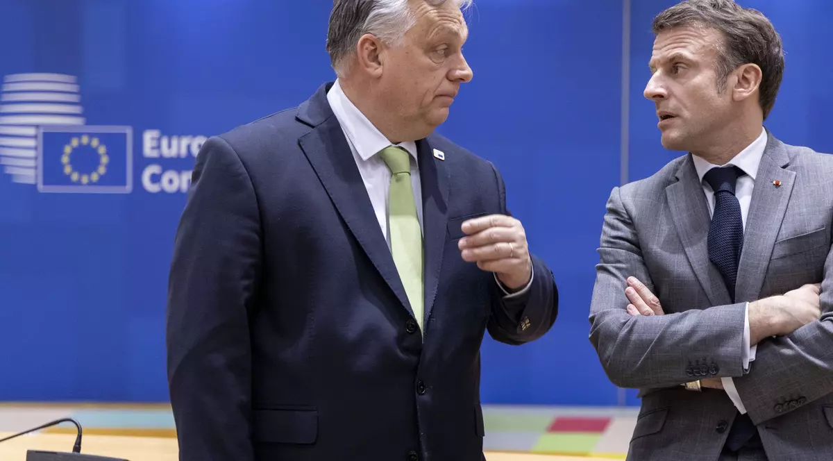 Emmanuel Macron (dreapta) și Viktor Orban surprinși în timpul unei discuții la un summit european Foto: Profimedia