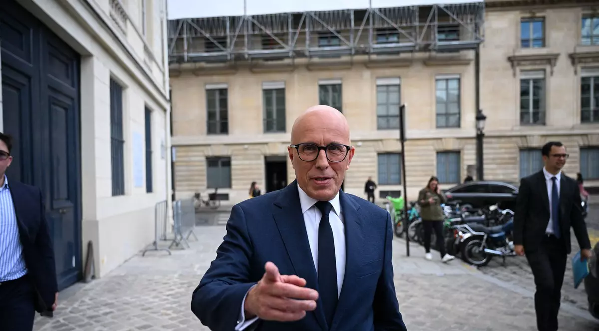 Eric Ciotti vorbește cu presa în fața sediului Le Republicains Foto: Profimedia