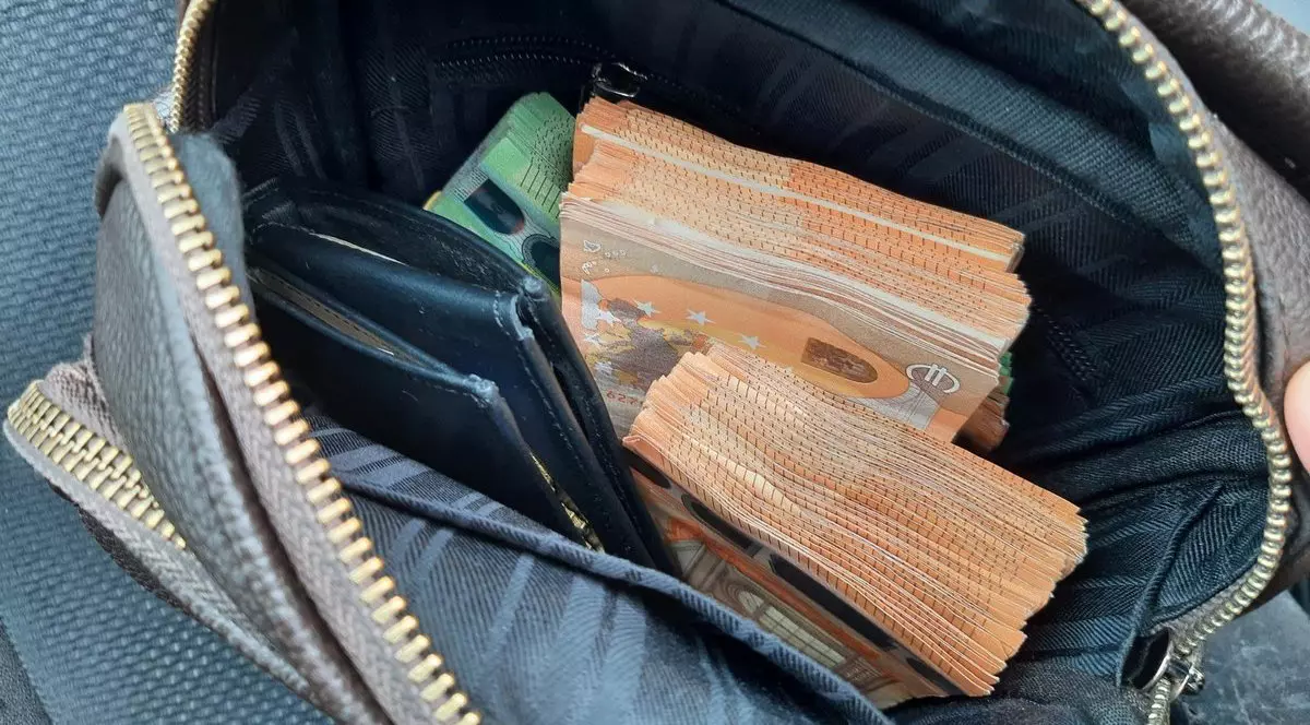 Doi români care călătoreau prin Germania și aveau la ei 88.000 de euro cash au rămas fără bani, confiscați de poliție