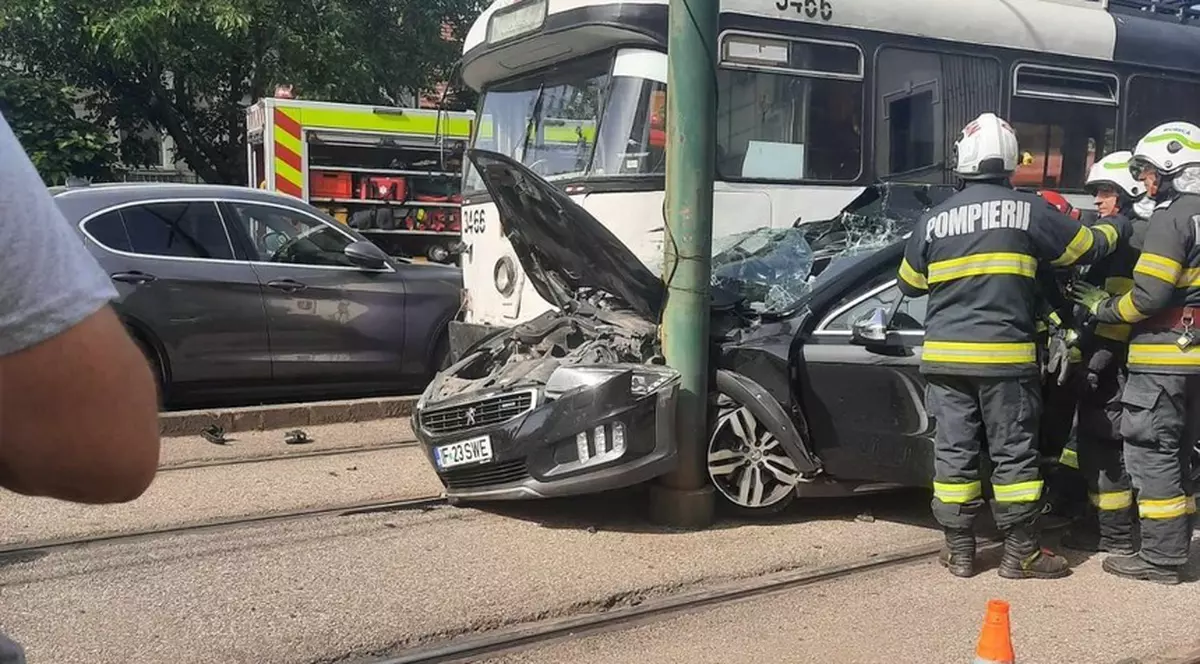 O mașină a fost lovită de un tramvai, în Timișoara. Șoferul, transportat la spital