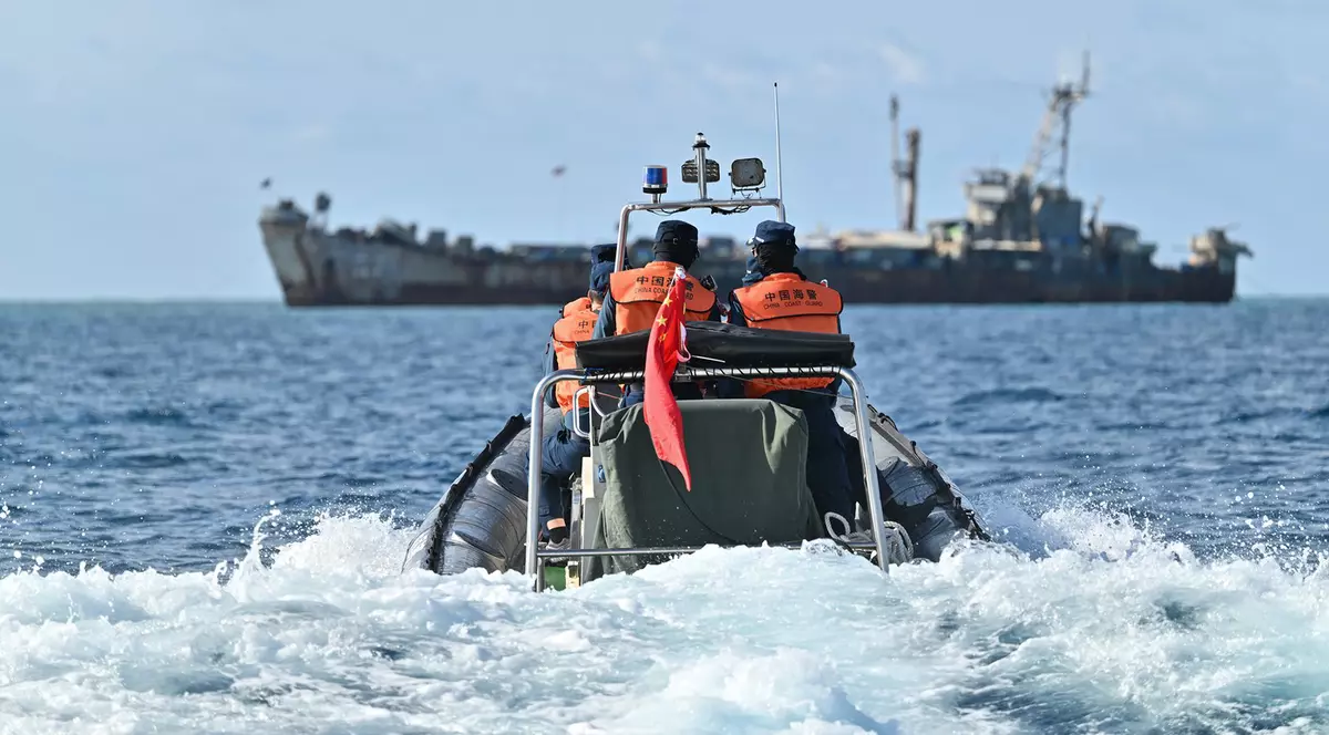 Garda de coastă a Chinei supraveghează o navă filipineză Foto: Profimedia