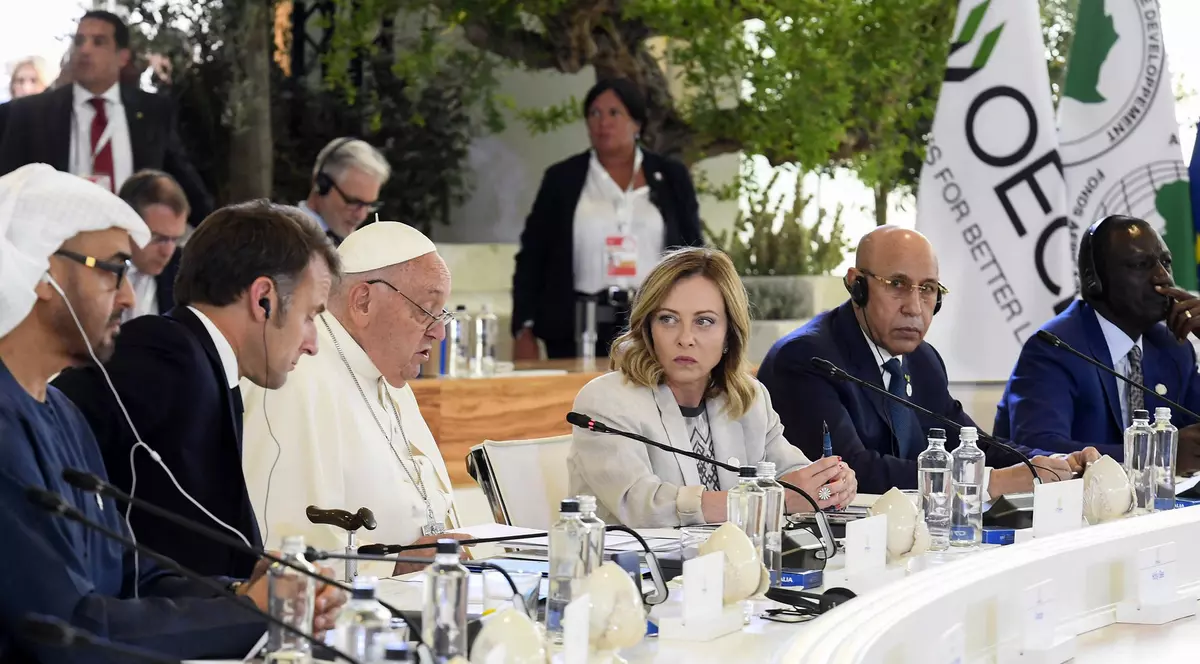 Giorgia Meloni, Papa Francisc și Emmanuel Macron, la summitul G7 din Italia. 14 iunie 2024 Foto Profimedia