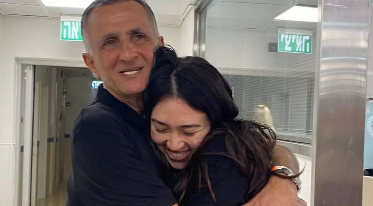 Ostatica Noa Argamani, eliberată din Gaza de ziua tatălui ei şi la timp pentru a-şi vedea mama bolnavă în stadiu terminal | VIDEO