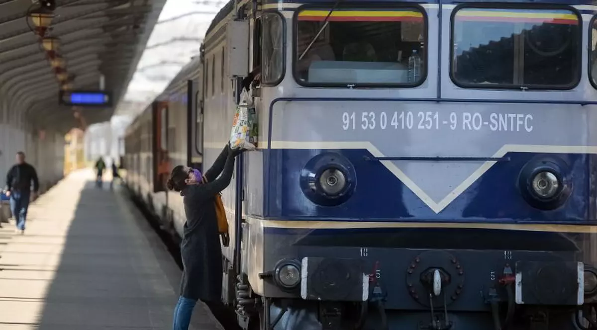 Locomotiva unui tren internațional care a plecat din București spre Budapesta s-a defectat pe traseu. Întârziere de peste 4 ore