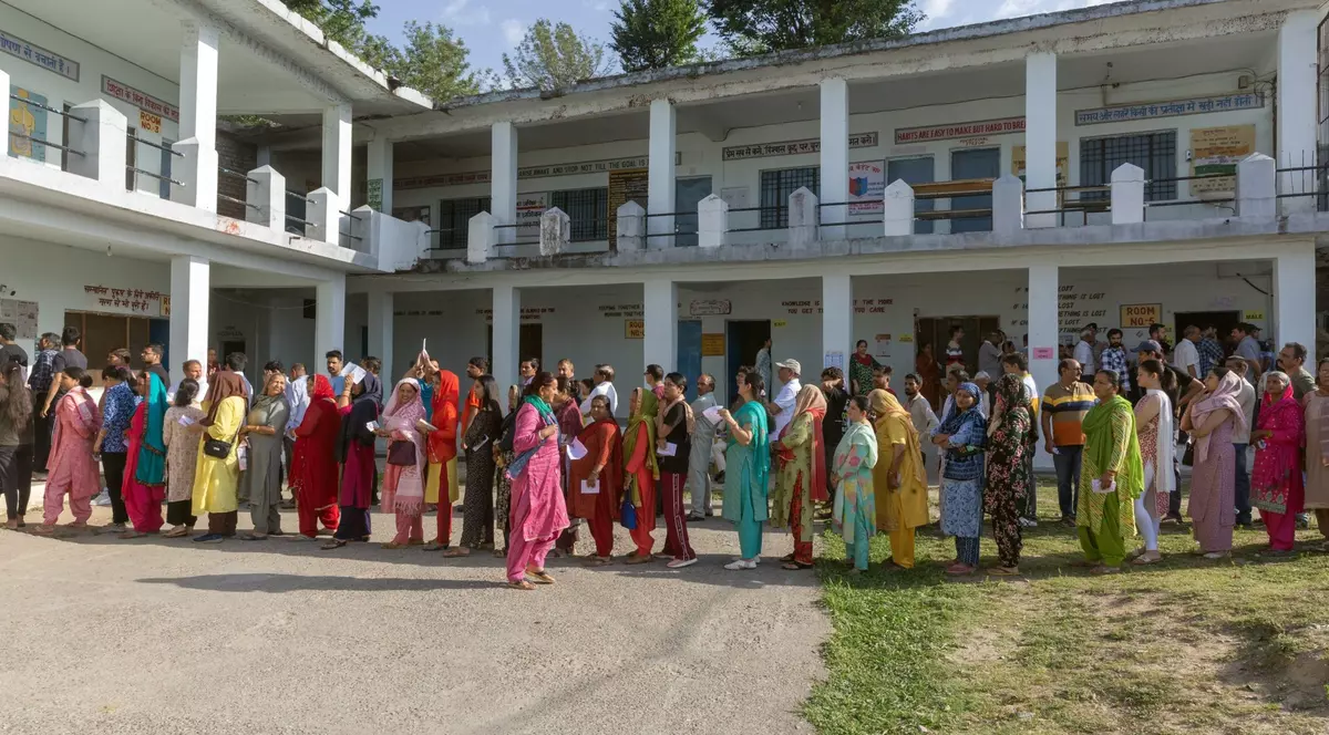 33 de agenți electorali au murit din cauza valului de căldură din ultima zi a alegerilor din India. Ce temperatură s-a înregistrat