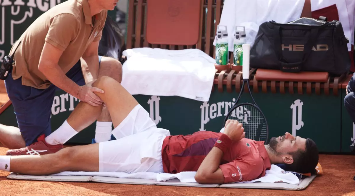 Novak Djokovici s-a retras de la Roland Garros, din cauza unei accidentări, și va pierde locul 1 în clasamentul ATP