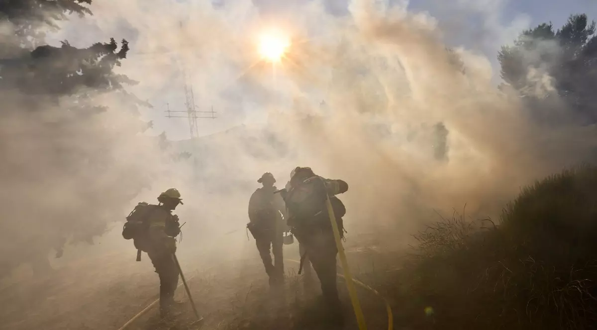 Evacuări şi mii de hectare devastate de incendii de vegetaţie în comitatul Los Angeles