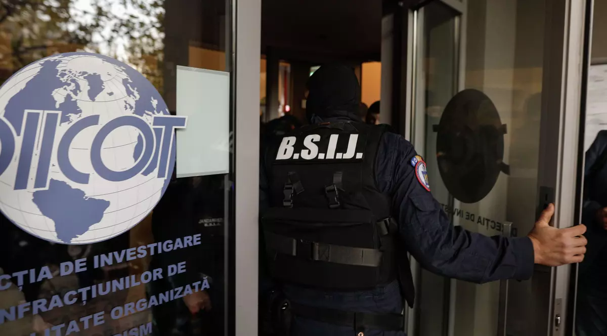 Un fost angajat MAI și un colonel în rezervă, acuzați că au pus bazele unei ample rețele de trafic de migranți. Şeful de la Imigrări Caraş-Severin, dus la audieri