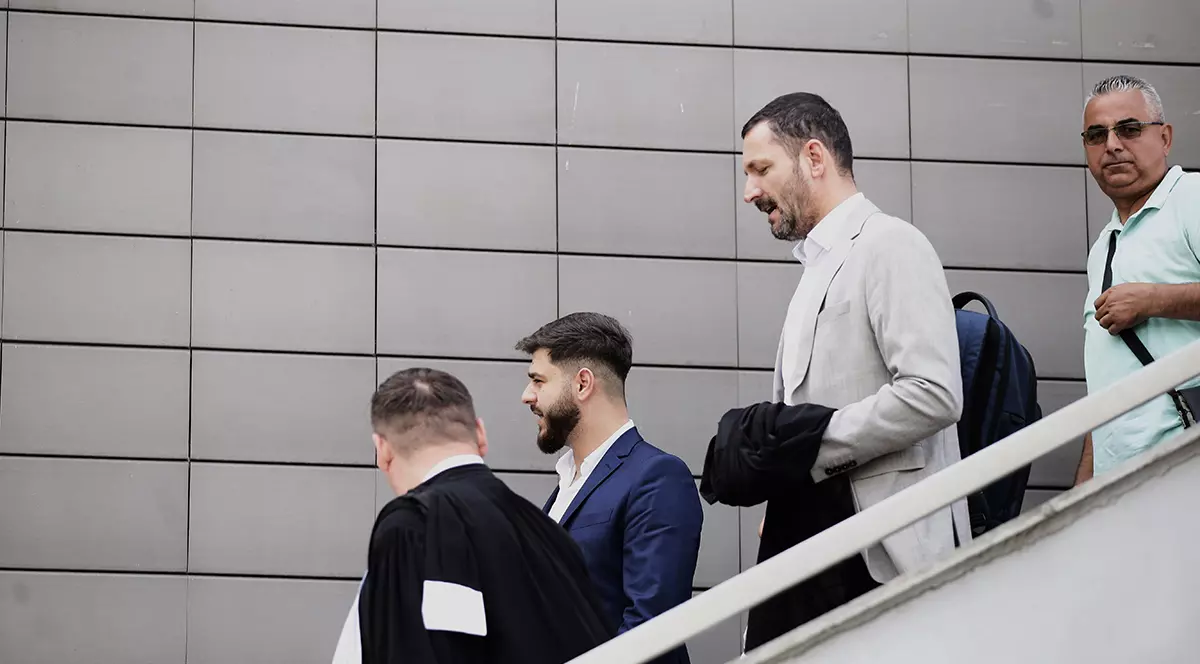 inculpatii draghici petrut si florea ilie pe scarile tribunalului arges, alaturi de avocatii lor