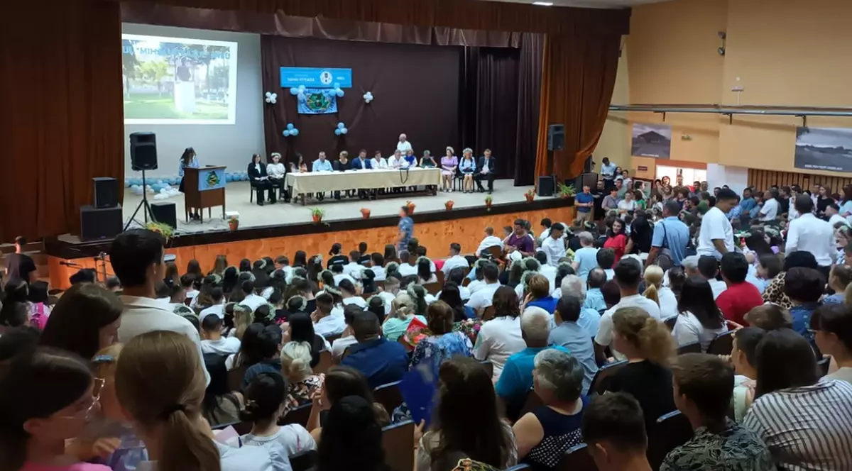 „Școala m-a învățat să mint”. Reacții la discursul viral al șefei de promoție de la o școală din Ineu | VIDEO