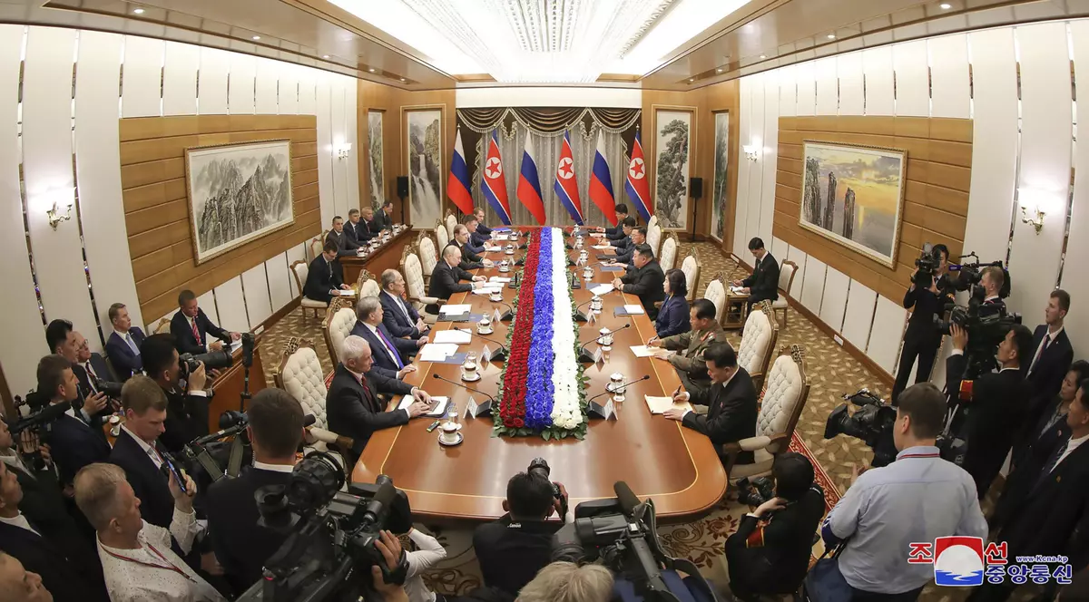 Liderul nord-coreean Kim Jong Un și președintele rus Vladimir Putin au o întâlnire la casa de oaspeți de stat din Phenian, Coreea de Nord, miercuri, 19 iunie Foto: Profimedia