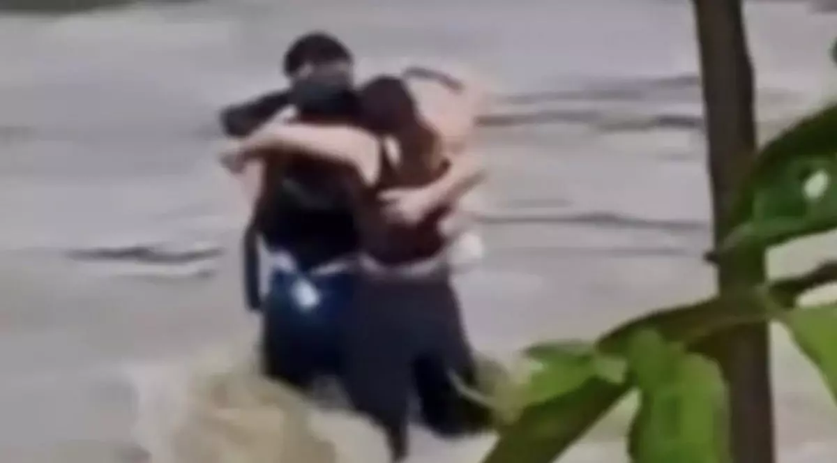 Noi imagini cu cei trei români luați de viitură în Italia. Momentul în care un pompier a încercat să îi salveze, dar a fost aproape să se înece | VIDEO